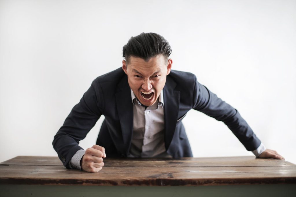 agressieve man slaat op tafel